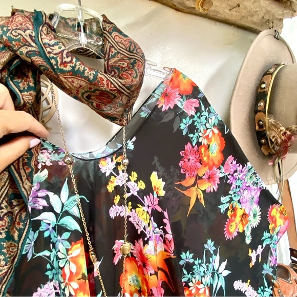 Semi sheer floral boho poncho blouse top w resort vacay beach vibe - Picture 3 of 9